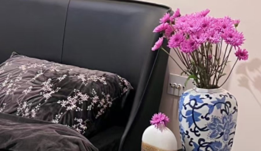 Classic Chinese blue and white porcelain temple jar vase, Ming style